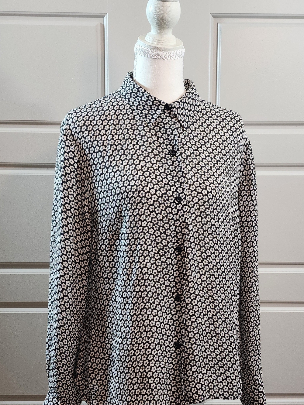 Ann Taylor Black & White Ditsy Floral Button-Down Blouse — Size 16P - Petite